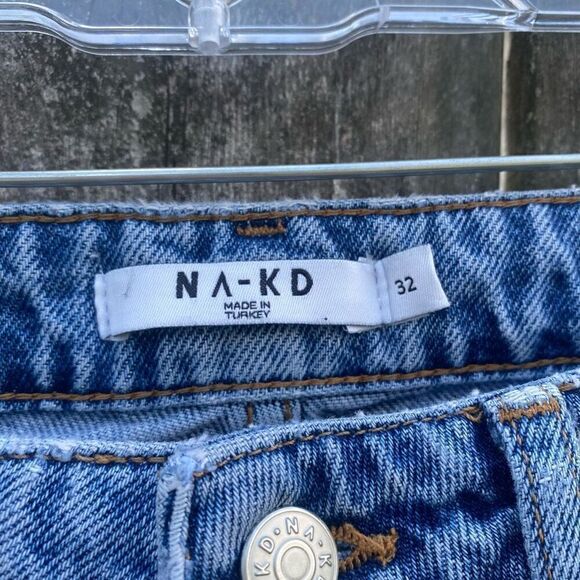 NA-KD Destroyed Detail Mom Jean Mid Wash | 28 - Picture 2 of 6